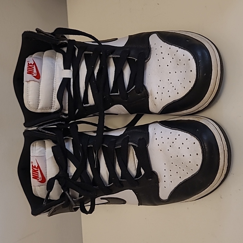 Nike Black and White Sneakers - Picture 13 of 13